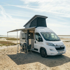 Firefly_Gemini Flash_substitui a autocaravana da imagem 2 pela autocaravana da imagem 1. NÃO DEVES ALTERAR 343497 (1)
